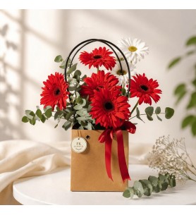 çantada kırmız gerbera